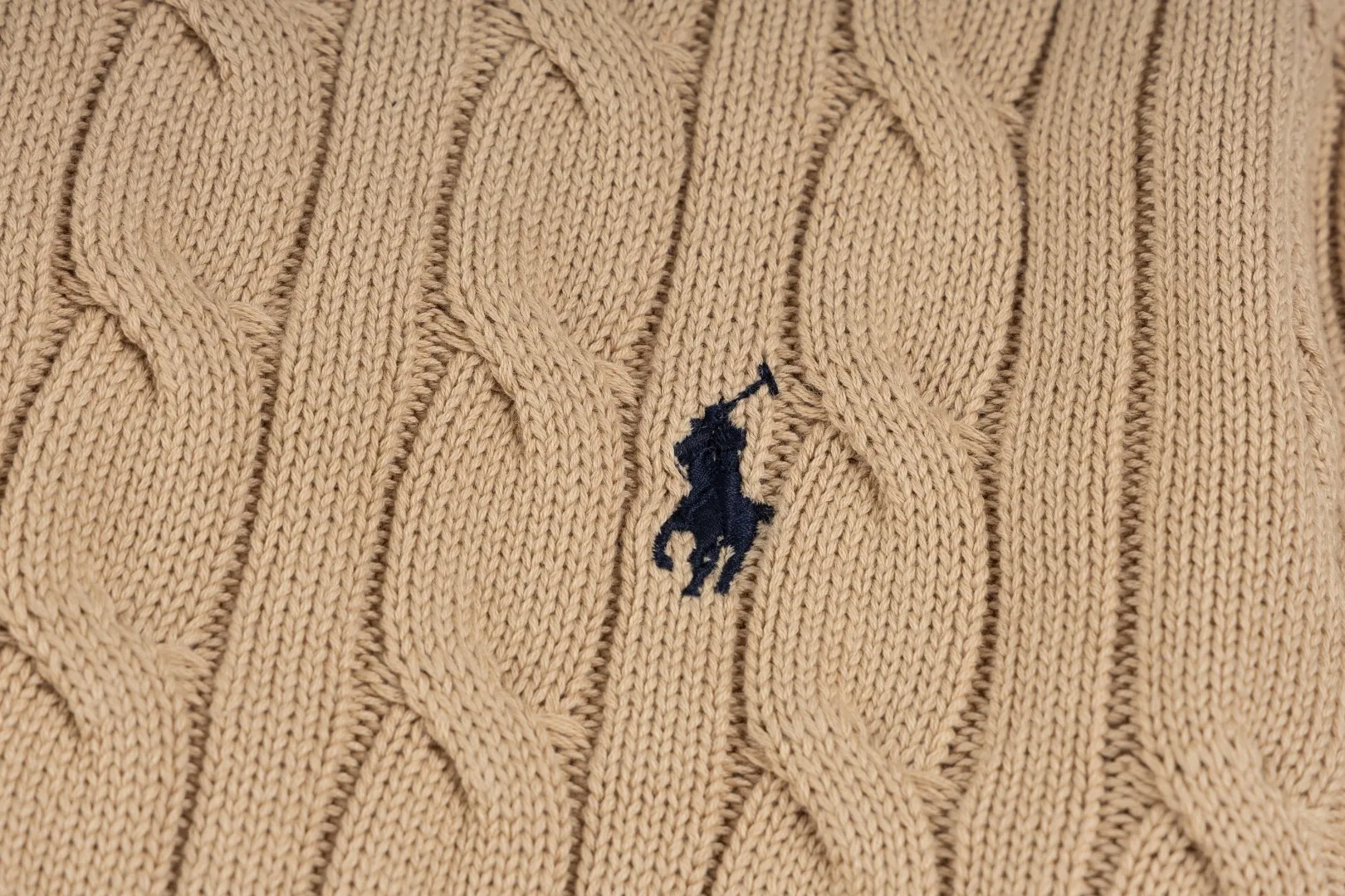 P230 #R93 RALPH LAUREN Ralph Lauren twelve colors classic small label embroidery logo seven-button knitted cable cardigan sweater women's top, high-density LOGO embroidery on the chest, original customization of tag accessories. Made of pure cotton yarn, pure cotton is skin-friendly and comfortable, small label war horse embroidered twist button cardigan sweater 🐎 high quality, follow the blogger to learn how to wear it! Let’s buy a Ralph Lauren cable sweater. It’s a super hard-to-find series after it became popular. It’s hard to find one on the official website. It’s simple and practical to wear, with a lazy and loose feel. The thickened fabric has more texture, feels soft and delicate, and has a loose fit. Whether worn alone or layered, you can wear different styles of fashion with just one piece!   Size:
